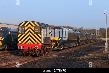 RSS-Klasse 08 shunter 08484 Kapitän Nathaniel Darell im Hitachi Montagewerk bei Newton-Ayclif mit neu gebauten IEP-Zügen der Klasse 800 Stockfoto
