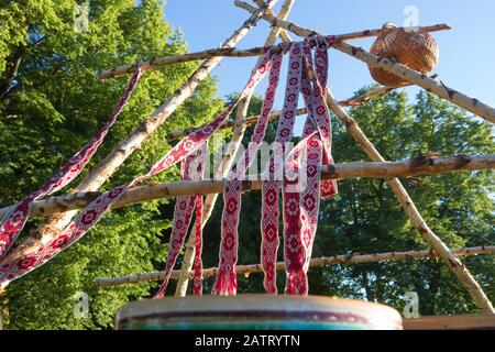 Vorbereitung des traditionellen lettischen Rituals zur Feier der Sommersonnenwende. Stockfoto