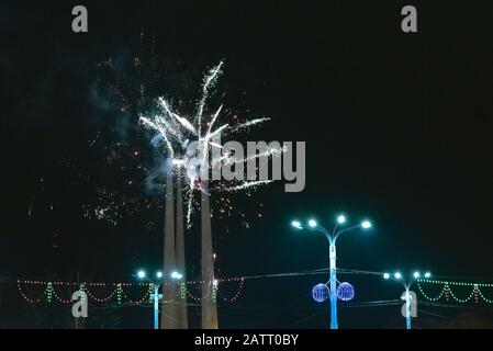 Preisgünstiges Feuerwerk in der Stadt im Urlaub. Stockfoto