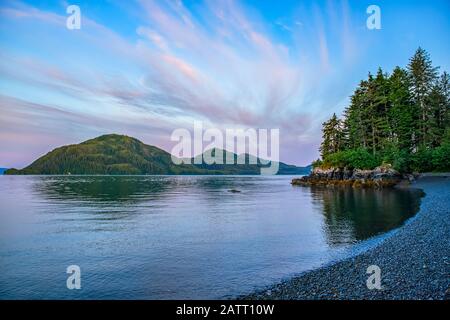 Sonnenuntergang Licht auf den Wolken über den Inseln von Prince William Sound; Alaska, Vereinigte Staaten von Amerika Stockfoto