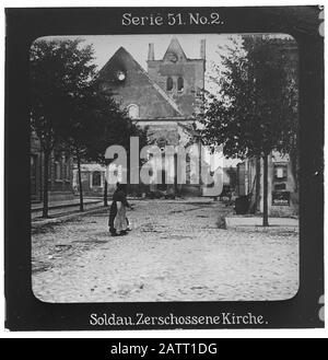 Projektion für alle - der Weltkrieg: Die Ostfront. Serie 51. Nr. 2. Soldauen: Zerschossener Kirche. - die Firma "Projektion für alle" wurde 1905 von Max Skladanowsky (1861-1939) gegründet. Sie produzierte bis zum Jahre 1928 fast 100 Serien zu je 24 Glasdias im Format 8,3 x 8,3 cm im Sog. Bromsilber-Gelatin-Trockenplatten Verfahren. Die ersten Städte vor allem in den Bundesländern, Länder aber auch Märchen und Sagen, das alte Testament und der Erste Weltkrieg. Stockfoto