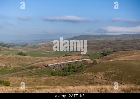 DB Cargo Class 66 Locomotive 66008 Passing Lunds Viaduct (Garsdale) auf der landschaftlich reizvollen Strecke Settle to Carlisle Railway mit einem Güterzug, der Zement transportiert Stockfoto