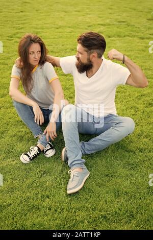 Schwingt Faust an Frau. soziale Probleme in der Familie. Schlagen. Missverständnis in Beziehung. Beziehungen problem Paar. Aggression und Gewalt. unglücklich Familie Paar. Stockfoto