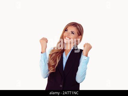 Glückliche Geschäftsfrau exultiert Pump-Fists ekstatisch feiert Erfolg isoliert auf weißem Hintergrund. Stockfoto