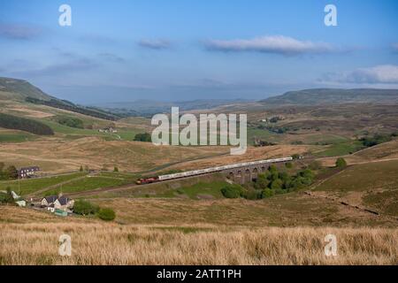 DB Cargo Class 66 Locomotive 66008 Passing Lunds Viaduct (Garsdale) auf der landschaftlich reizvollen Strecke Settle to Carlisle Railway mit einem Güterzug, der Zement transportiert Stockfoto