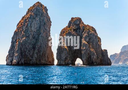 Faraglioni Rocks, Insel Capri am Tyrrhenischen Meer, Mittelmeer; Capri, italien Stockfoto