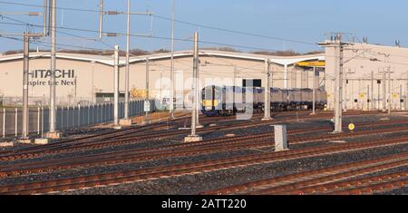 Ein brandneuer Elektrozug der Hitachi Klasse 385 385007 im Montagewerk Hitachi UK in Newton Aycliffe, Großbritannien, der auf die Lieferung nach Scotrail wartet Stockfoto