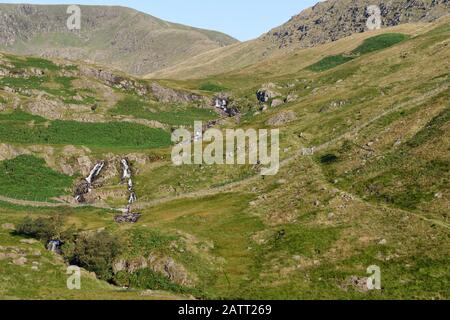 Blea Water Beck Wasserfälle mit High Street Beyond, Haweswater, Cumbria Stockfoto