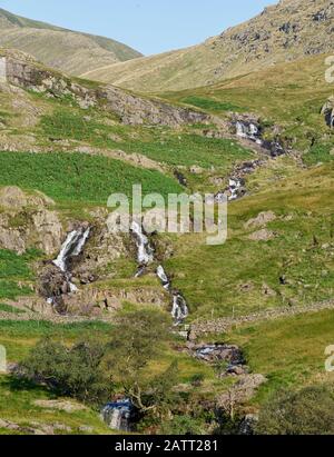 Blea Water Beck Wasserfälle mit High Street Beyond, Haweswater, Cumbria Stockfoto