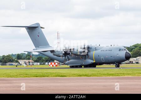 Royal Air Force A400M Atlas taxiert auf der Royal International Air Tattoo 2016 auf der RAF Fairford die Landebahn hinunter. Stockfoto