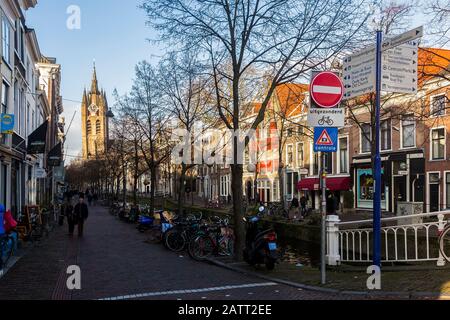 Delft, Niederlande, Holland, 18. Januar 2020. Blick auf einen Kanal und den schiefen Kirchturm der Oude Kerk (Alte Kirche), ('Alter Johannes'), gotisch Stockfoto