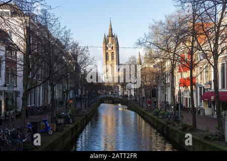 Delft, Niederlande, Holland, 18. Januar 2020. Blick auf einen Kanal und den schiefen Kirchturm der Oude Kerk (Alte Kirche), ('Alter Johannes'), gotisch Stockfoto