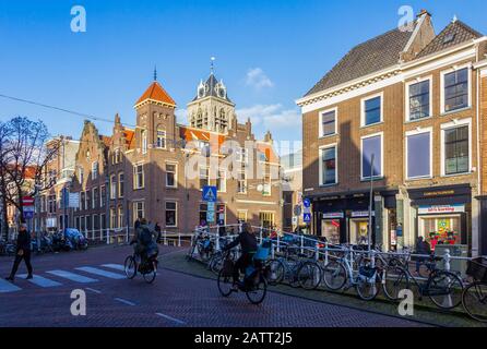 Delft, Niederlande, Holland, 18. Januar 2020. Blick auf Kanal und Straße, traditionelle Häuser und geparkte Fahrräder in der alten Innenstadt. Stockfoto