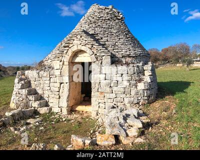 Ruinen eines gut erhaltenen Trullo, traditionelles altes Haus in Alberobello, Apulien, Süditalien Stockfoto