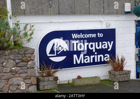 Ein Schild mit der Aufschrift "Willkommen in Torquay Marina", Torquay, Devon, England, Großbritannien Stockfoto