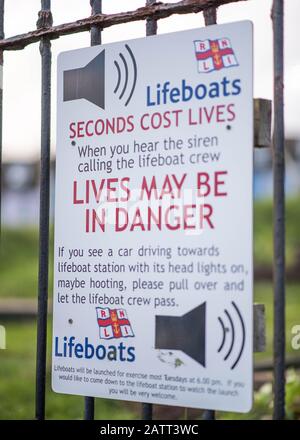 Warnschild für RNLI-Rettungsbootsirene, montiert auf Metallgeländern im Küstendorf Appledore in Nord-Devon, England Stockfoto