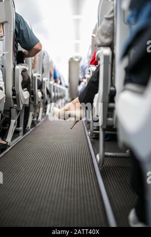 Innenraum der kommerziellen Flugzeug mit Passagieren in ihren Sitzen während des Fluges. Stockfoto