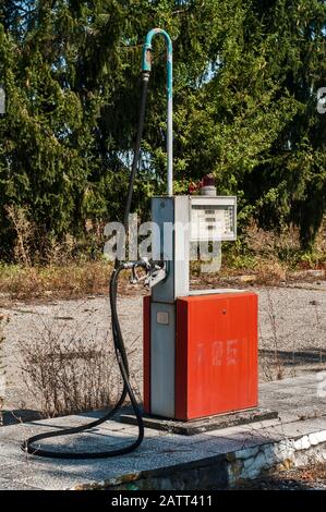 Alte vintage überholt Benzin Kraftstoff gas Spender in ehemaligen Tankstelle verlassen Stockfoto