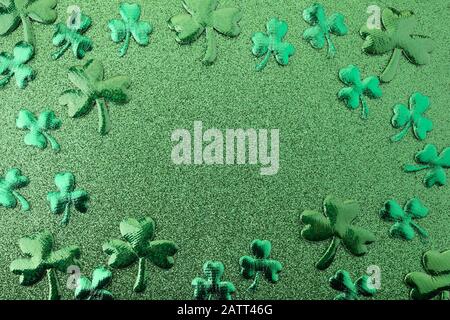 Eleganter und glänzender St. Patricks Tageshintergrund. Grüner Glitter und Klee Stockfoto
