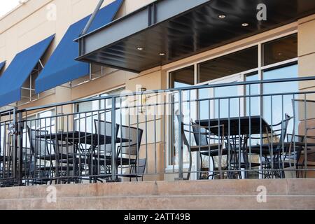 Im Winter lädt die leere Terrasse des Restaurants zum Speisen ein. USA. Stockfoto