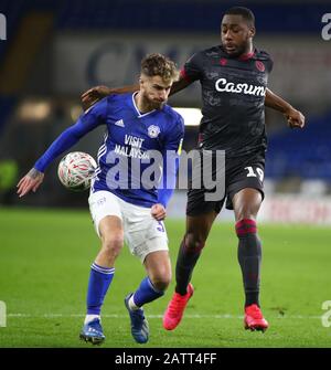 Cardiff, Glamorgan, Wales, Großbritannien. Februar 2020. English FA Cup Football, Cardiff City versus Reading; Joe Bennett von Cardiff City und Yakou Meite von Reading Challenge for the Ball - Ausschließlich redaktionelle Verwendung. Keine Verwendung mit nicht autorisierten Audio-, Video-, Daten-, Regallisten-, Club-/Liga-Logos oder Live-Diensten. Die Online-Nutzung ist auf 120 Bilder beschränkt, keine Videoemulation. Keine Verwendung bei Wetten, Spielen oder Einzelspielen/Liga/Player-Veröffentlichungen Stockfoto