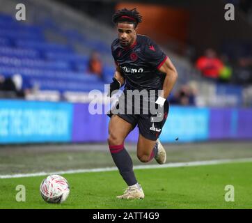 Cardiff, Glamorgan, Wales, Großbritannien. Februar 2020. English FA Cup Football, Cardiff City versus Reading; Garath McCleary of Reading macht den Lauf nach vorne - Streng genommen nur redaktioneller Gebrauch. Keine Verwendung mit nicht autorisierten Audio-, Video-, Daten-, Regallisten-, Club-/Liga-Logos oder Live-Diensten. Die Online-Nutzung ist auf 120 Bilder beschränkt, keine Videoemulation. Keine Verwendung bei Wetten, Spielen oder Einzelspielen/Liga/Player-Veröffentlichungen Stockfoto