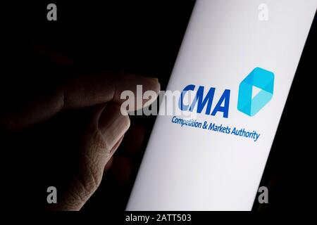 Logo der Wettbewerbs- und Marktaufsicht auf dem Bildschirm und Finger darauf zeigen. CMA ist ein nicht ministerielles Regierungsressort im Vereinigten Königreich. Stockfoto