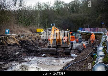 Lune Embankment, Lancaster, Großbritannien. Februar 2020. Der Canal & River Trust zieht einen 220 m langen Abschnitt der 200 Jahre alten Lancaster Canal Navigation vom All Masonary Aquädukt zurück, der das größte Aquedikt aller Masonäre über den River Lune ist, das von John Rennie im Jahr 1796 entworfen wurde, und die Bulk Road. Die Arbeiten zur Installation der geosynthetischen Liner, die installiert wird, um Leckagen aus dem Kanalabschnitt zu verhindern, der in der Vergangenheit undicht war, werden voraussichtlich bis März dieses Jahres abgeschlossen sein. Credit: Photographing North/Alamy Live News Stockfoto