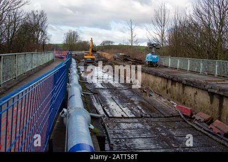 Lune Embankment, Lancaster, Großbritannien. Februar 2020. Der Canal & River Trust zieht einen 220 m langen Abschnitt der 200 Jahre alten Lancaster Canal Navigation vom All Masonary Aquädukt zurück, der das größte Aquedikt aller Masonäre über den River Lune ist, das von John Rennie im Jahr 1796 entworfen wurde, und die Bulk Road. Die Arbeiten zur Installation der geosynthetischen Liner, die installiert wird, um Leckagen aus dem Kanalabschnitt zu verhindern, der in der Vergangenheit undicht war, werden voraussichtlich bis März dieses Jahres abgeschlossen sein. Credit: Photographing North/Alamy Live News Stockfoto