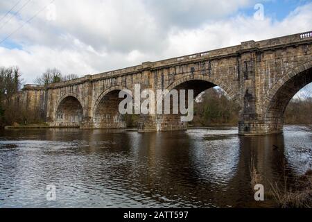 Lune Embankment, Lancaster, Großbritannien. Februar 2020. Der Canal & River Trust zieht einen 220 m langen Abschnitt der 200 Jahre alten Lancaster Canal Navigation vom All Masonary Aquädukt zurück, der das größte Aquedikt aller Masonäre über den River Lune ist, das von John Rennie im Jahr 1796 entworfen wurde, und die Bulk Road. Die Arbeiten zur Installation der geosynthetischen Liner, die installiert wird, um Leckagen aus dem Kanalabschnitt zu verhindern, der in der Vergangenheit undicht war, werden voraussichtlich bis März dieses Jahres abgeschlossen sein. Credit: Photographing North/Alamy Live News Stockfoto