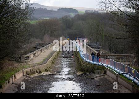 Lune Embankment, Lancaster, Großbritannien. Februar 2020. Der Canal & River Trust zieht einen 220 m langen Abschnitt der 200 Jahre alten Lancaster Canal Navigation vom All Masonary Aquädukt zurück, der das größte Aquedikt aller Masonäre über den River Lune ist, das von John Rennie im Jahr 1796 entworfen wurde, und die Bulk Road. Die Arbeiten zur Installation der geosynthetischen Liner, die installiert wird, um Leckagen aus dem Kanalabschnitt zu verhindern, der in der Vergangenheit undicht war, werden voraussichtlich bis März dieses Jahres abgeschlossen sein. Credit: Photographing North/Alamy Live News Stockfoto