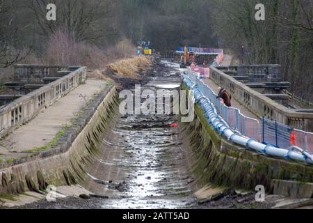 Lune Embankment, Lancaster, Großbritannien. Februar 2020. Der Canal & River Trust zieht einen 220 m langen Abschnitt der 200 Jahre alten Lancaster Canal Navigation vom All Masonary Aquädukt zurück, der das größte Aquedikt aller Masonäre über den River Lune ist, das von John Rennie im Jahr 1796 entworfen wurde, und die Bulk Road. Die Arbeiten zur Installation der geosynthetischen Liner, die installiert wird, um Leckagen aus dem Kanalabschnitt zu verhindern, der in der Vergangenheit undicht war, werden voraussichtlich bis März dieses Jahres abgeschlossen sein. Credit: Photographing North/Alamy Live News Stockfoto