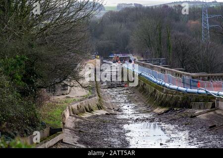 Lune Embankment, Lancaster, Großbritannien. Februar 2020. Der Canal & River Trust zieht einen 220 m langen Abschnitt der 200 Jahre alten Lancaster Canal Navigation vom All Masonary Aquädukt zurück, der das größte Aquedikt aller Masonäre über den River Lune ist, das von John Rennie im Jahr 1796 entworfen wurde, und die Bulk Road. Die Arbeiten zur Installation der geosynthetischen Liner, die installiert wird, um Leckagen aus dem Kanalabschnitt zu verhindern, der in der Vergangenheit undicht war, werden voraussichtlich bis März dieses Jahres abgeschlossen sein. Credit: Photographing North/Alamy Live News Stockfoto