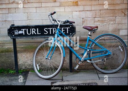 Oxford, England, Großbritannien. Februar 2020 Oxford University Life, EIN blaues Fahrrad, das in der Turl Street, Oxford City Center, gesperrt ist. Stockfoto