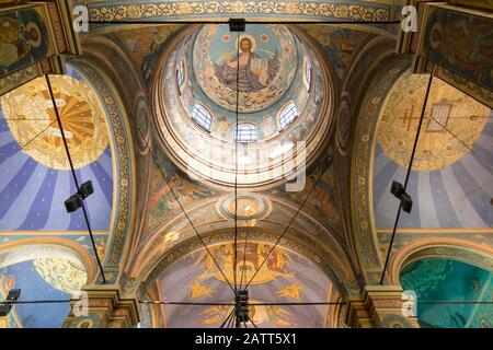 Das Innere der Kathedrale wurde der Mutter Gottes gewidmet - der orthodoxen Kirche in Warna. Stadt am Schwarzen Meer. Bulgarien. Stockfoto