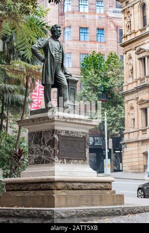 Eine Statue von Thomas Sutcliffe Mort 1816-1878, einem Gründer australischer Industrien, einschließlich des Wollmarktes, der AMP und des Exports gekühlter Produkte. Stockfoto