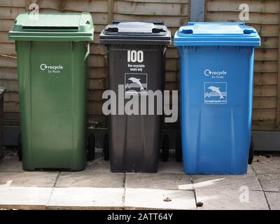 Eine Reihe von müll- und Recyclingbehältern im rat in einem Garten Stockfoto