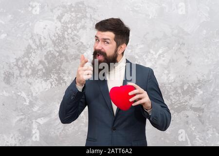 ID lass mein Herz dein sein. Bärtiger Mann mit rotem Herzpunktfinger. Valentins-Tag-Spende. Organspende ist wichtig. Seien Sie Spender. Spendertag. Senden Sie Ihrem Spender etwas Liebe. Lebendiger Spender lässt Wunder geschehen. Stockfoto