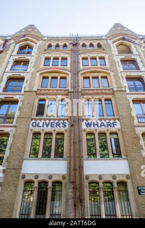 London, Großbritannien - 01. August 2018: Olivers Wharf Docklands Apartmentgebäude, ein umgebautes Lagerhaus in Wapping an der Themse in London Stockfoto