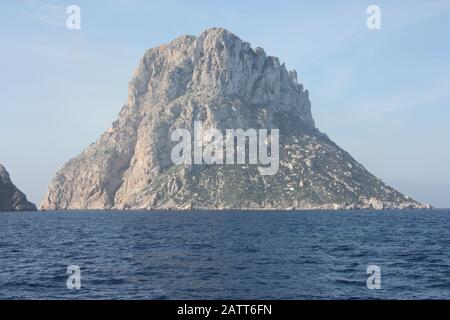 Die Insel Es Vedra inmitten des Nebels auf dem blauen Wasser des ibiza-meeres in spanien Stockfoto