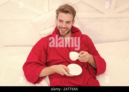 Gourmet Espresso. Kaffee am Morgen genießen. Gerne morgen. Schöner Mann trinken Kaffee am Morgen. Happy bärtiger Mann im Bett. Gute Laune. Ab Tag mit guten Kaffee. Entspannt zu Hause. Angenehme Momente. Stockfoto