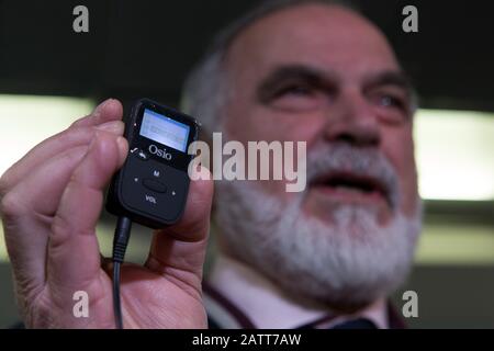 (200204) -- ATHEN, 4. Februar 2020 (Xinhua) -- Evangelos Filopoulos, präsident der griechischen Krebsgesellschaft, führt am 4. Februar 2020 ein Pilotprogramm für die Presse in der eintägigen Klinik "Nikos Kourkoulos" eines öffentlichen Krankenhauses in Athen, Griechenland, ein. Krebspatienten, die sich einer Chemotherapie in der eintägigen Klinik "Nikos Kourkoulos" eines öffentlichen Krankenhauses in Athen unterziehen, wurden am Dienstag ein besonderes Geschenk angeboten, als der Weltkrebstag weltweit beobachtet wurde. Im Rahmen eines Pilotprogramms, das von der gemeinnützigen Organisation Hellenic Cancer Society in Zusammenarbeit mit privaten Spendern gestartet wurde, wurden Patienten Stockfoto