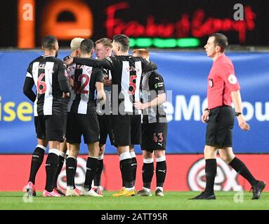 Kassam Stadium, Oxford, Oxfordshire, Großbritannien. Februar 2020. English FA Cup Football; Oxford United gegen Newcastle United; Sean Longstaff von Newcastle feiert mit seinem Team, nachdem er in 16. Minute 0:1 erzielt hatte - Streng genommen nur für redaktionelle Zwecke. Keine Verwendung mit nicht autorisierten Audio-, Video-, Daten-, Regallisten-, Club-/Liga-Logos oder Live-Diensten. Die Online-Nutzung ist auf 120 Bilder beschränkt, keine Videoemulation. Keine Verwendung bei Wetten, Spielen oder Einzelspielen/Liga-/Spielerveröffentlichungen Credit: Action Plus Sports/Alamy Live News Stockfoto