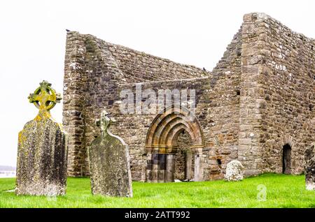 Die klösterliche Stadt Clonmacnoise mit den typischen Kreuzungen, Irland Stockfoto