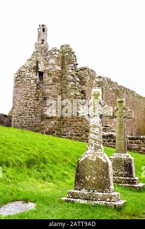 Die klösterliche Stadt Clonmacnoise mit den typischen Kreuzungen, Irland Stockfoto