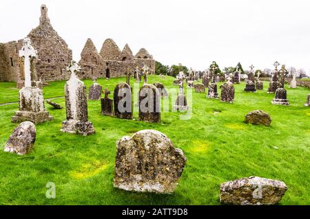 Die klösterliche Stadt Clonmacnoise mit den typischen Kreuzungen, Irland Stockfoto