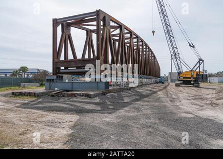 Leware Construction Company baut eine Golf Cart Bridge, die SR 44 innerhalb der Dörfer, Florida USA, überquert Stockfoto