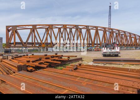 Leware Construction Company baut eine Golf Cart Bridge, die SR 44 innerhalb der Dörfer, Florida USA, überquert Stockfoto