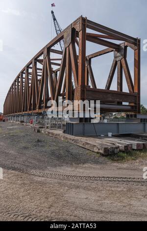 Leware Construction Company baut eine Golf Cart Bridge, die SR 44 innerhalb der Dörfer, Florida USA, überquert Stockfoto