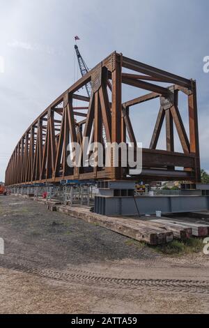 Leware Construction Company baut eine Golf Cart Bridge, die SR 44 innerhalb der Dörfer, Florida USA, überquert Stockfoto